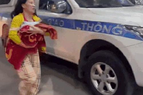 Bé sơ sinh bị suy hô hấp được CSGT dùng xe tuần tra kịp thời đưa đi cấp cứu