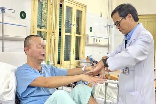 Đau mỏi cột sống cổ kéo dài, người đàn ông bàng hoàng khi bác sĩ kết luận u trong tủy