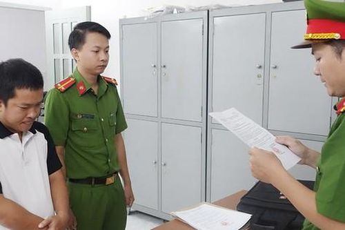 Thuê xe ô tô đem đi cầm lấy tiền tiêu xài và trả nợ
