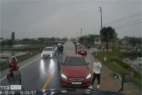 Tước giấy phép tài xế xe Mercedes đi đón con, đỗ ngược chiều giữa đường