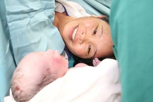 Người phụ nữ suy buồng trứng vỡ òa hạnh phúc khi làm mẹ ở tuổi 52