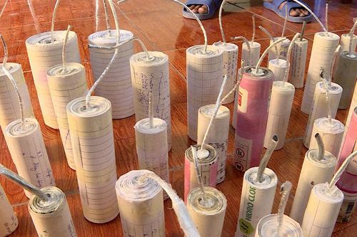 Thiếu niên mua trữ hàng chục cuộn pháo về định đốt chơi Tết