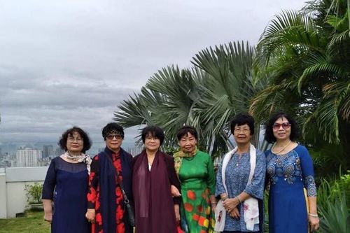 Những ai đi gánh sông trăng?