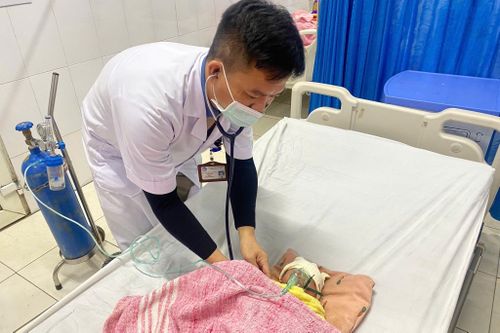 Sưởi ấm cho vợ mới sinh, chồng vô tình khiến cả nhà ngộ độc