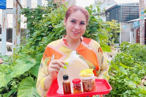 Bánh tráng trộn giá 50.000 đồng gây tranh cãi của 'Diva' Cát Thy