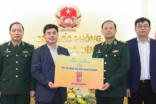 Hội Xuất bản Việt Nam tặng sách, lịch các chiến sĩ biên phòng