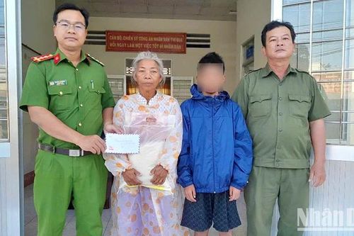 Đồng Tháp: Công an xã hỗ trợ cháu bé ngoài tỉnh đi lạc giữa đêm khuya