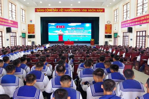 Vùng 4 Hải quân gặp gỡ hạ sĩ quan, binh sĩ chuẩn bị ra công tác tại quần đảo Trường Sa