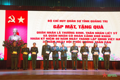 Bộ CHQS tỉnh Quảng Trị tặng quà quân nhân là thương binh, thân nhân liệt sĩ