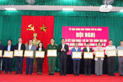 Tặng Bằng khen cho 11 tập thể thực hiện tốt Đề án xây dựng Hải đội Dân quân thường trực