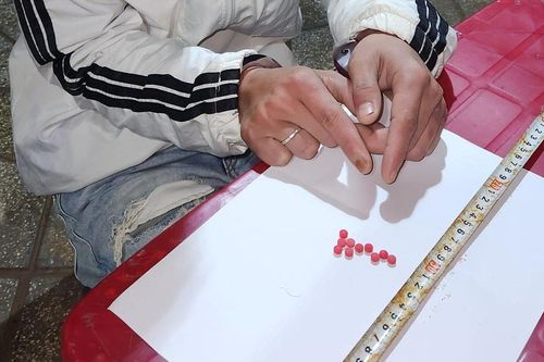 Trai làng 'kẹp' hồng phiến