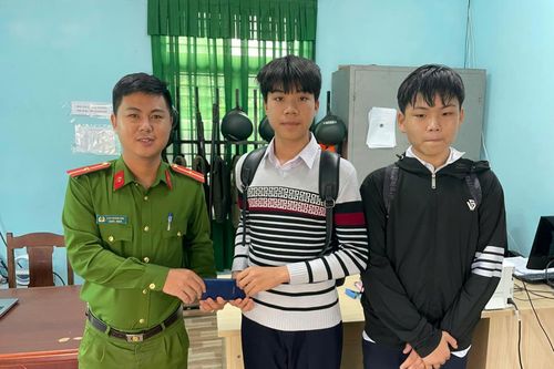 Học sinh nhặt được điện thoại trả lại người đánh rơi