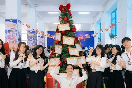 Không gian check-in Noel chuẩn 'studio' đầy ấn tượng ở các trường đại học