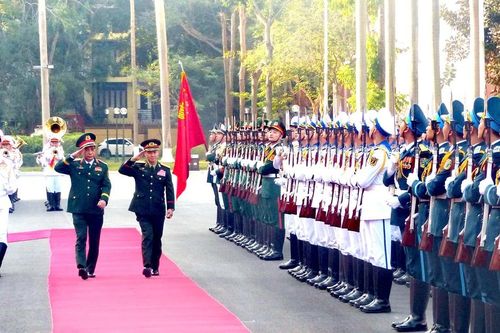 Tân Bộ trưởng Bộ Quốc phòng Lào thăm chính thức Việt Nam