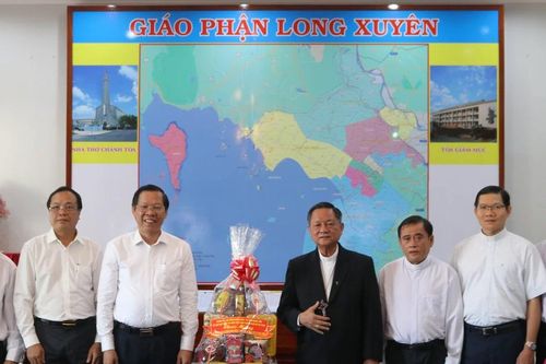 Lãnh đạo TPHCM thăm, chúc mừng Giáng sinh Tòa Giám mục Giáo phận Long Xuyên