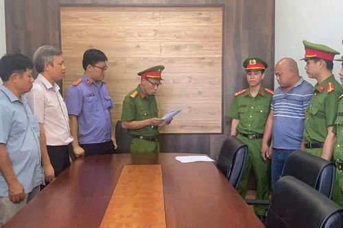 Khởi tố, bắt giam tài xế cầm gậy sắt, bình xịt hơi cay đe dọa người khác