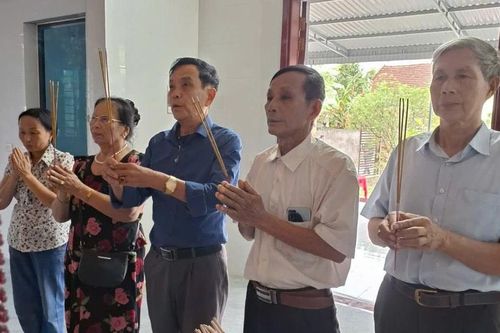 Học trò lập mộ, xây nhà thờ cho thầy