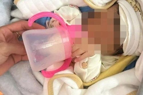 Bé gái sơ sinh bị bỏ rơi giữa đêm đông lạnh giá