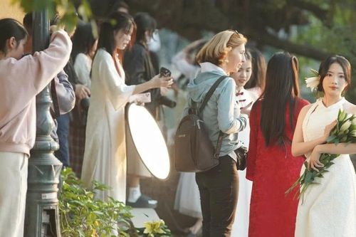 Bất chấp thời tiết, nhiều 'nàng thơ' ở Hà Nội vẫn đi chụp ảnh Tết sớm