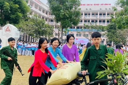 Học sinh Lào Cai hoạt động ngoại khóa với chủ đề 'Biết ơn chú bộ đội'