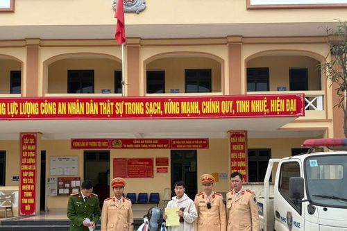 Xử lý đối tượng bốc đầu xe máy trên cầu Móng Sến