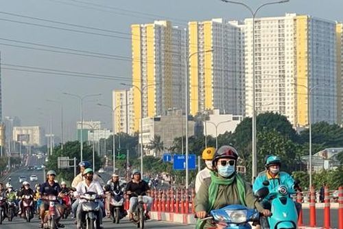 TPHCM se lạnh như Đà Lạt, người dân choàng khăn, mặc áo ấm ra đường