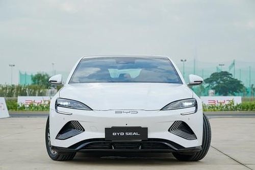 Đánh giá hai mẫu sedan hạng D mới bán ở Việt Nam