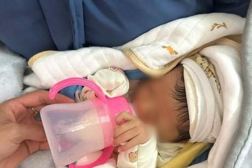Bé sơ sinh bị bỏ rơi trong đêm khuya lạnh giá trước cửa nhà dân