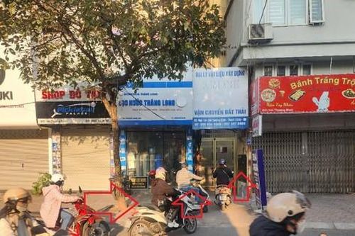 Dòng xe máy ùn ùn vào ngõ nhỏ ở Hà Nội sau khi gỡ barie