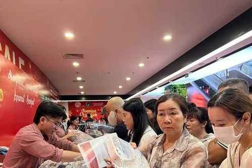 Hàng hiệu giảm giá 'sập sàn', tín đồ thời trang tại TPHCM đổ xô đi săn sale