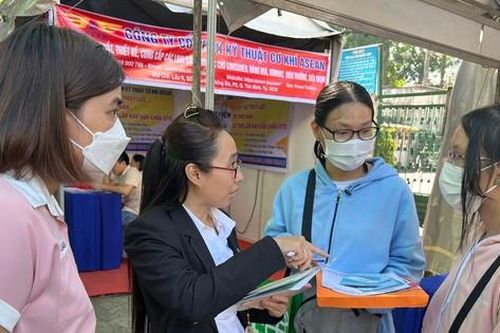 Xuất khẩu lao động: Không có chuyện việc nhẹ, lương cao?