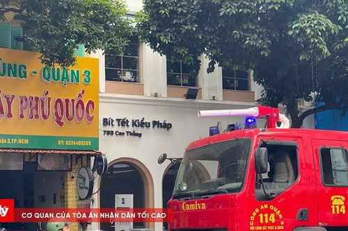 Cháy nhà hàng bít tết ở TP.HCM, nghi do chập điện