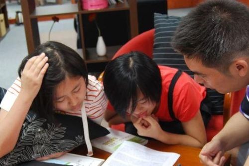 Ông bố suýt chết vì đau tim khi kèm con làm bài tập về nhà