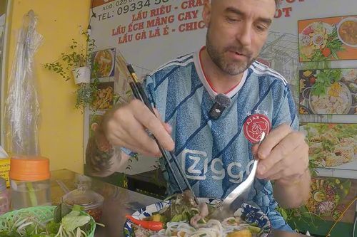 Khách Tây thử 3 món ăn sáng nổi tiếng Hà Nội, nức nở khen món thứ 3