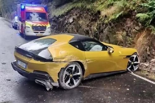 Chạy đường trơn, siêu xe Ferrari 12Cilindri đâm vách núi hư hỏng nặng