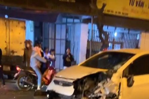 Thiếu niên 17 tuổi lái xe máy lao trực diện ô tô ở Hòa Bình