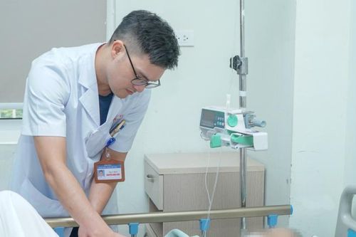 Thủng nội tạng sau khi tự chữa đau lưng