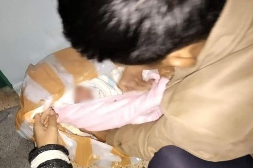 Bé sơ sinh bị bỏ rơi ở bệnh viện kèm dòng chữ 'vì con còn đi học, xin nuôi dùm'