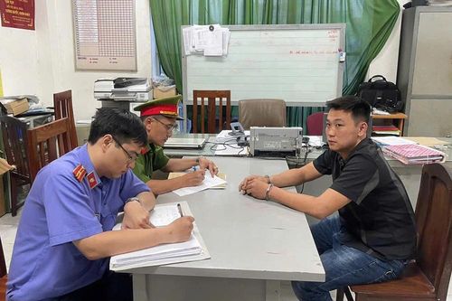 Tài xế ô tô đấm người túi bụi ở trung tâm TPHCM bị bắt tạm giam 2 tháng