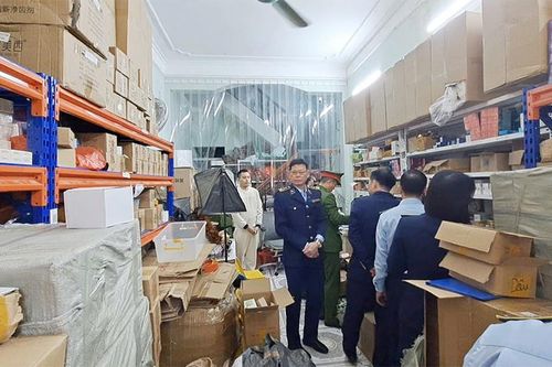 Kiểm tra kho chứa 27.000 mỹ phẩm Trung Quốc không có chứng từ ở Bắc Giang