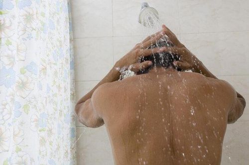 Thực hư gội đầu trước khi tắm dễ gây đột tử