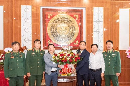 Báo Nghệ An chúc mừng Lữ đoàn xe tăng 215 nhân kỷ niệm Ngày thành lập Quân đội nhân dân Việt Nam