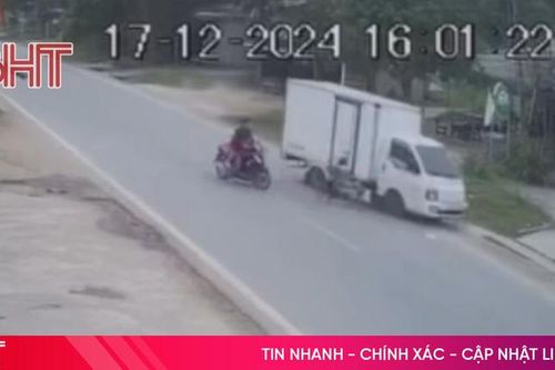 Tài xế xe tải xử lý cực nhanh tránh va chạm với xe đạp qua đường không quan sát
