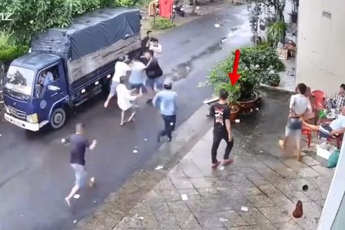 Camera giám sát ghi cảnh công an triệt phá tụ điểm đá gà ở Hóc Môn