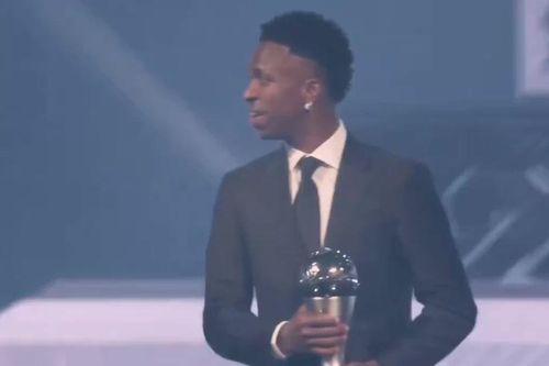 Khoảnh khắc Vinicius Jr. nhận giải thưởng FIFA The Best