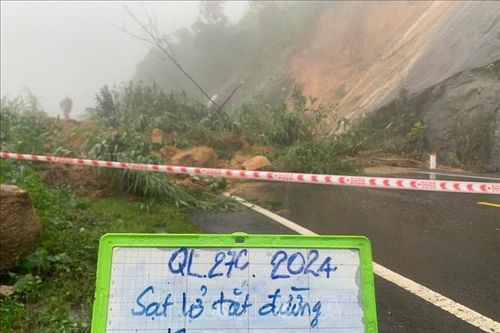 Khắc phục các điểm sạt lở tại đèo Khánh Lê để thông xe một làn trong ngày 18/12