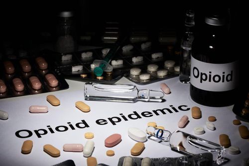 Nguyên nhân khiến thuốc giảm đau nhóm opiod tràn lan ở Mỹ