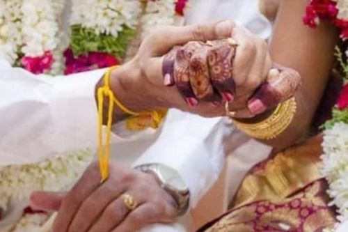 Chú rể ngất xỉu vì lạnh, cô dâu lập tức hủy hôn