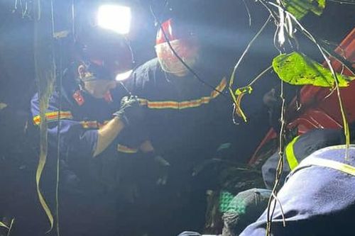 Điều tra vụ xe đầu kéo lao xuống vực khiến 1 người tử vong