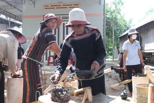 Đất sét 'nở hoa' ở làng gốm cổ Tây Nguyên